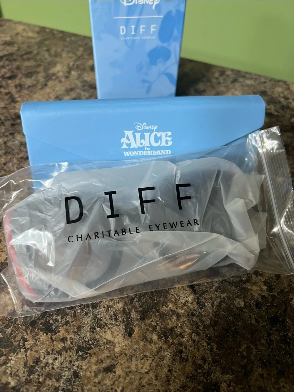 Diff BNIB Disney The Queen of Hearts frame Alice in Wonderland Sunglasses.